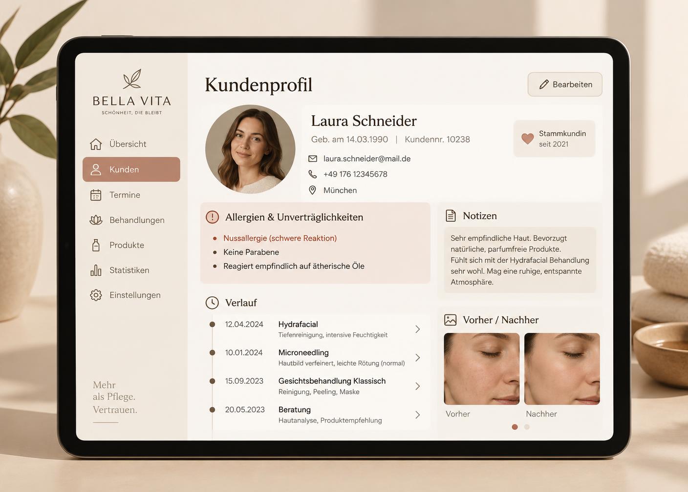 Tablet mit digitaler Kundenkartei, Allergiehinweisen und Behandlungsverlauf