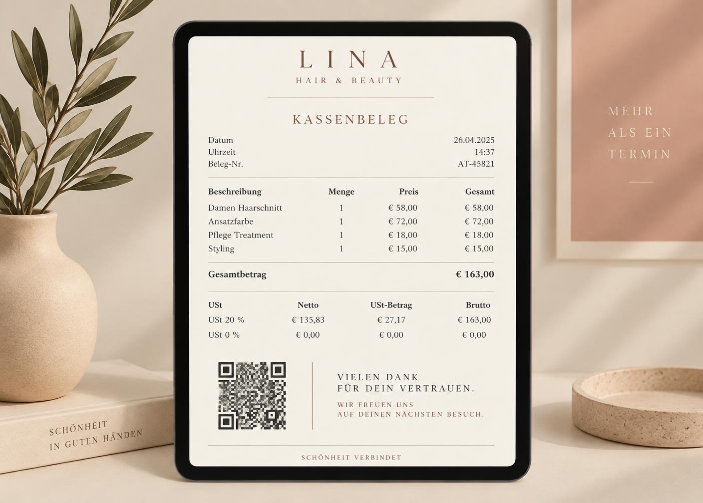 Digitaler Kassenbeleg mit QR-Code und USt-Sätzen auf einem Tablet